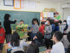 季節の花を一人１本ずつ、クラスのための花をいける