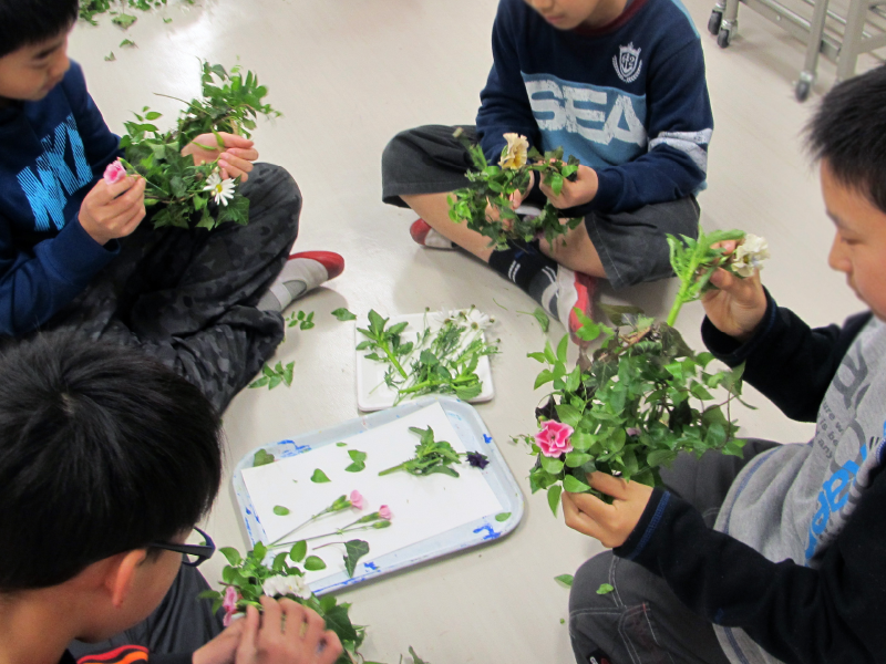 展覧会ワークショップで花冠を制作