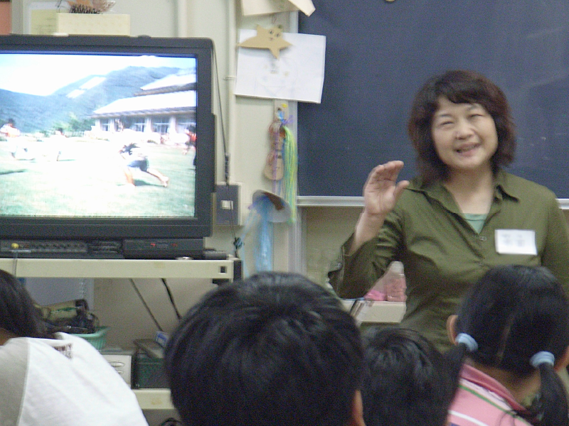 芝生やベンチのつくり方を学ぶ