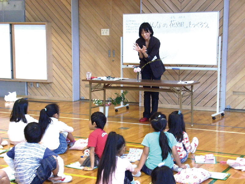 花道家に花のいけ方を学ぶ