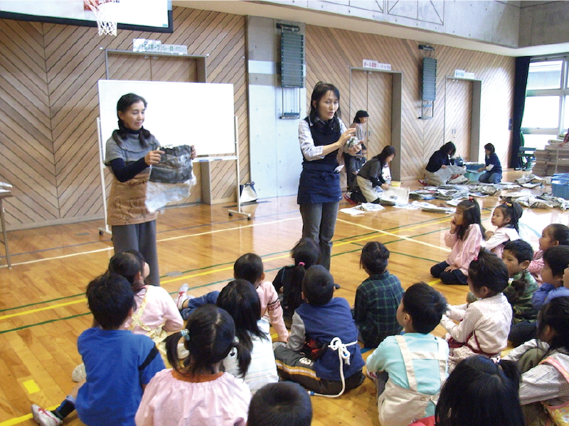 新聞のリサイクルのお話をきく