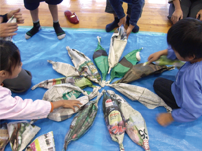 新聞紙で色々な形の花をつくる