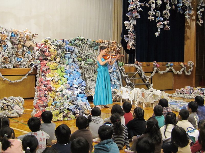 みんなの花畑でヴァイオリンの鑑賞会